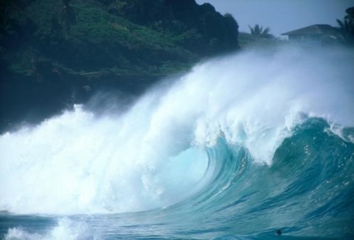Huge-Hawaii-Waves-537352-edited